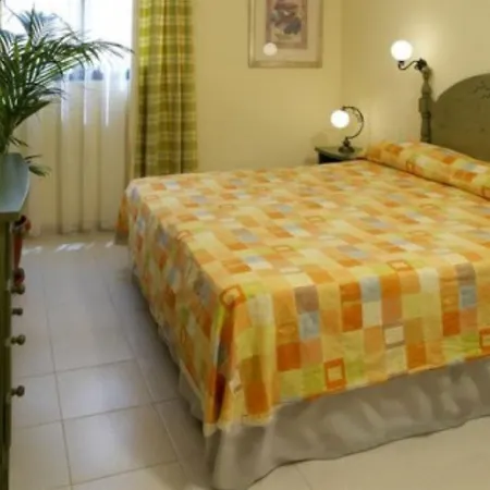 Aparthotel Paradise Court 2*