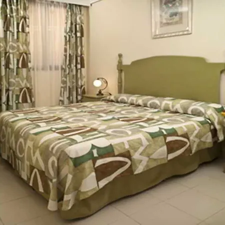 Paradise Court 2*
